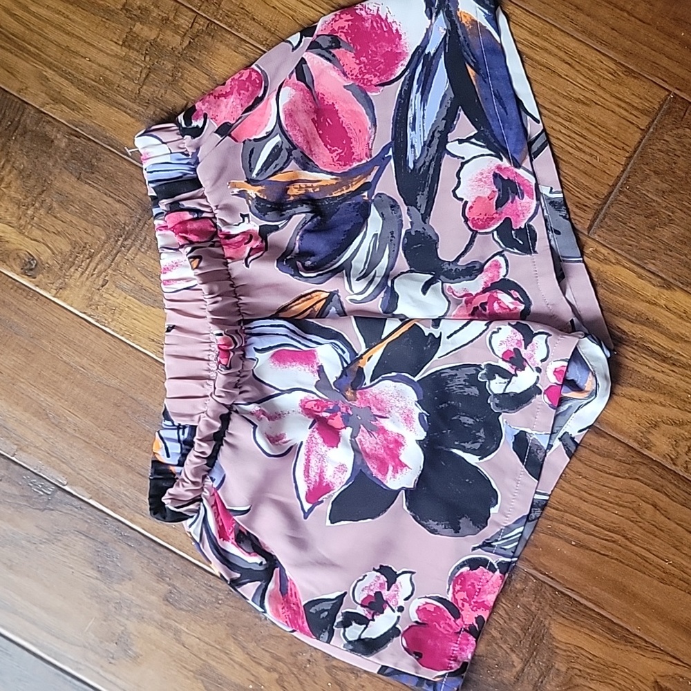 Tyche Womens floral Shorts Size small
